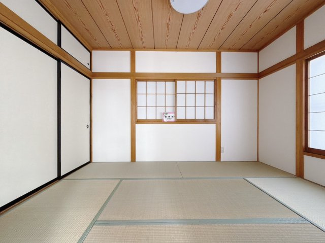 【中古戸建】熊谷市肥塚の和室|■和室｜和室を書斎にしたり、冬にはコタツを敷いて家族みんなで年越しをするのもいいですね。家族みんなのお気に入りの空間になります♪