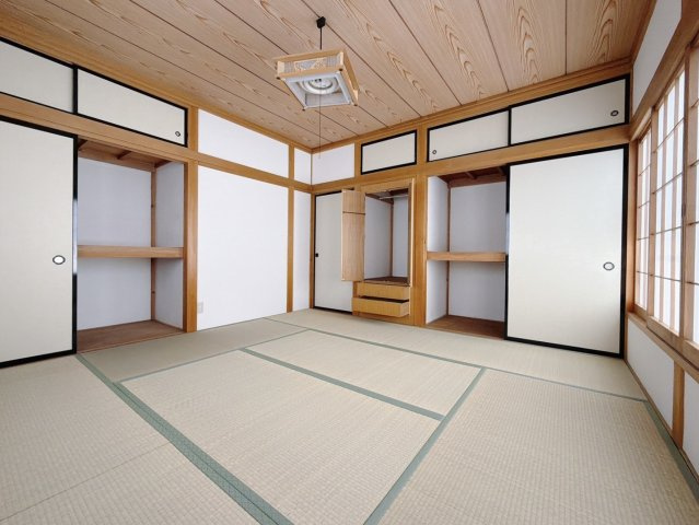 【中古戸建】熊谷市肥塚の和室|■和室｜和室の押入れには、お布団や座布団をしまえるのでいつもすっきりとした和室が実現します♪