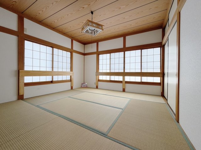 【中古戸建】熊谷市肥塚の和室|■和室｜扉付きの和室なのでプライベートな空間にもなります。ご両親がお泊りになっても、ぬくもりを感じられる和室でゆっくりとお寛ぎいただけます♪