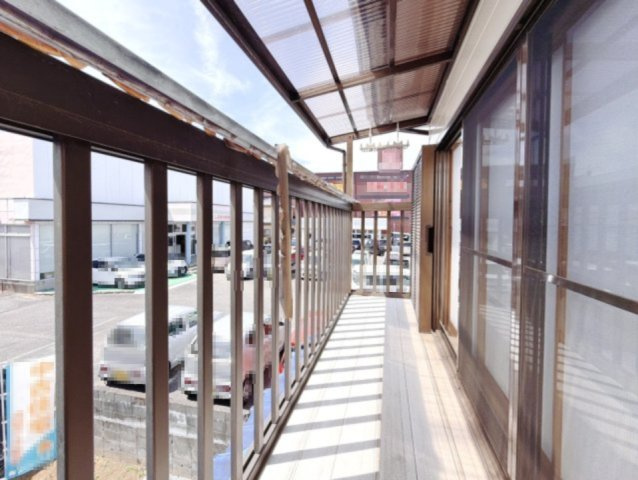 【中古戸建】熊谷市肥塚のバルコニー|■バルコニー｜あたたかな陽のひかりを浴びることのできるバルコニー。お洗濯物やお布団を干せば、家族みんなが気持ちよく暮らすことができます(*^^*)