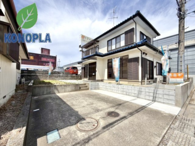 【中古戸建】熊谷市肥塚の外観|■外観｜広々とした駐車スペースで楽々駐車可能！お買い物後もスムーズにお荷物を運べます♪