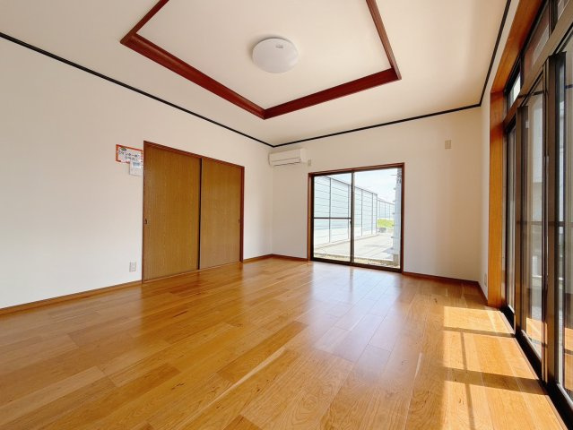 【中古戸建】熊谷市肥塚の洋室|■洋室｜大きい窓からあたたかいたっぷりの光が入ります♪開放的な空間で毎日をもっと快適に(*＾＾*)