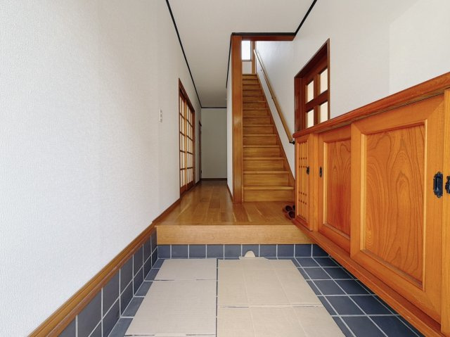 【中古戸建】熊谷市肥塚の玄関|■玄関｜毎日の「いってらっしゃい」や「お帰りなさい」を大切なご家族と過ごす玄関は〈使いやすさ〉を追求しております。玄関横の物入は急な来客時でもさっとお片付けできるスペースを確保しています。