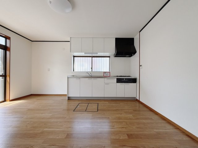 【中古戸建】熊谷市肥塚のキッチン|■キッチン｜キッチンの部屋が独立している為、お料理時の油の臭いや煙などが隣接するお部屋に充満しにくい造りとなっています♪