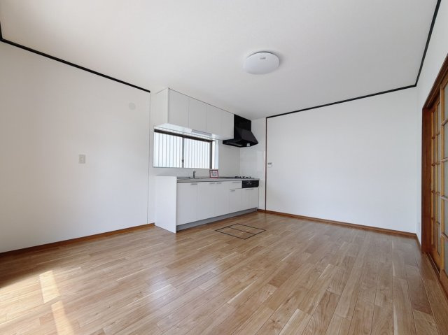 【中古戸建】熊谷市肥塚のキッチン|■キッチン｜独立キッチンのメリットは人目を気にせずお料理が出来ることです！来客時にも手元を見られない安心感があります。収納棚を設けてスッキリしたキッチンに変身可能です♪