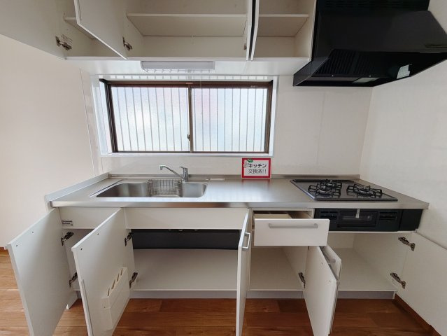【中古戸建】熊谷市肥塚のキッチン|■キッチン｜大きなお鍋や調理用具のも出し入れラクラクな収納がたっぷり！毎日使う場所だからこそ、無理のない姿勢で作業できるのは嬉しいポイントですね(*＾＾*)♪
