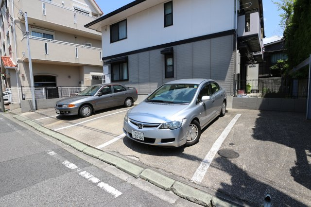 セゾン東須磨の駐車場