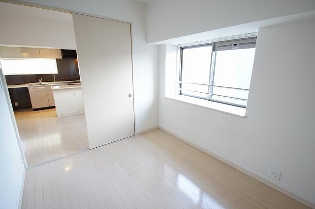新品家具付きマンション博多駅南10(KaGood福岡)の居間・リビング