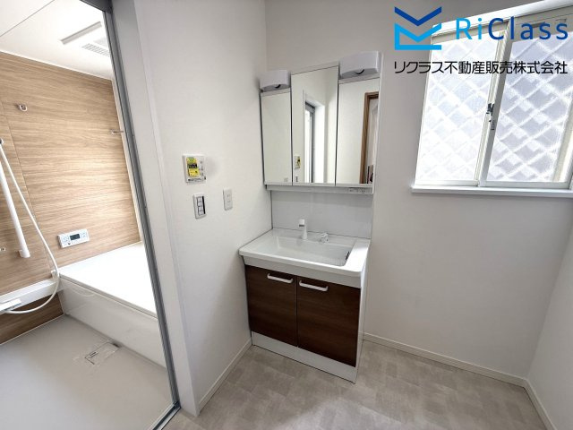 中古戸建　神戸市北区中里町２丁目24の独立洗面台|独立洗面台、小物を置くことができて便利です