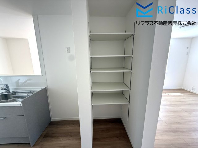 中古戸建　神戸市北区中里町２丁目24のキッチン|便利なパントリー付きです