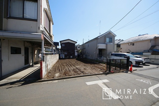 【前面道路含む現地写真】 | 陽の光をたっぷりと浴びながら気持ち良く生活が出来ます。夢のマイホーム、夢ではなく実現出来ます！見学・ご相談等、お気軽にご連絡下さい。
