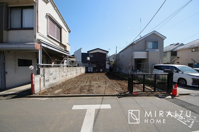 【外観】 | 運転が不安な方も安心な前面道路、きちんと幅員のある道路は女性にも安心です。整備されている道路は気持ちも良いですね♪
