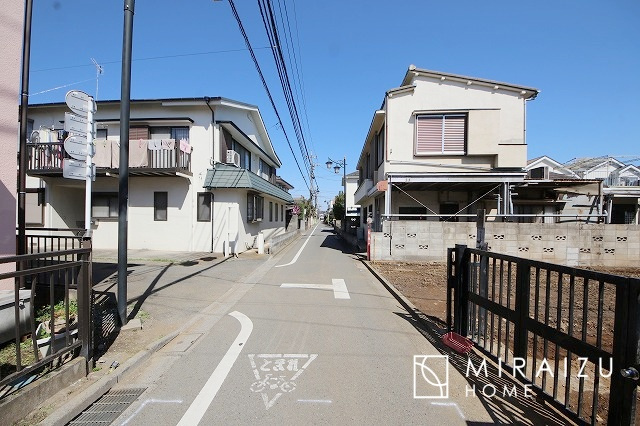 【前面道路含む現地写真】 | お車の運転に自信のない方でも安心かなと思います。とても解放感があり、日当たりも気持ちよさそうです。


