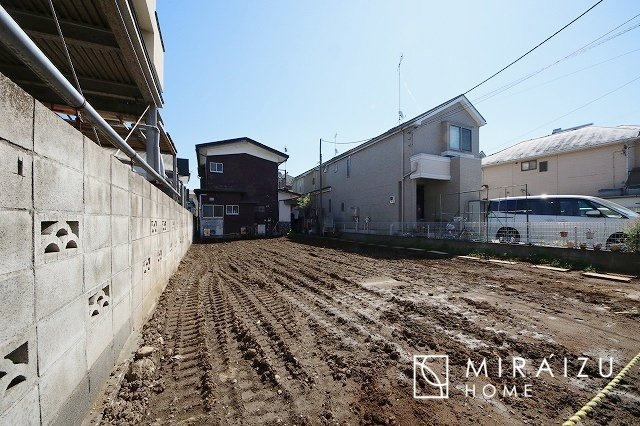 【外観】 | 通勤や家族の送迎など、毎日の生活にマイカーが欠かせない方にとって駐車場は大事な条件。敷地内にカースペースがあれば、お出かけやお買い物の際の搬入出も楽々です。
