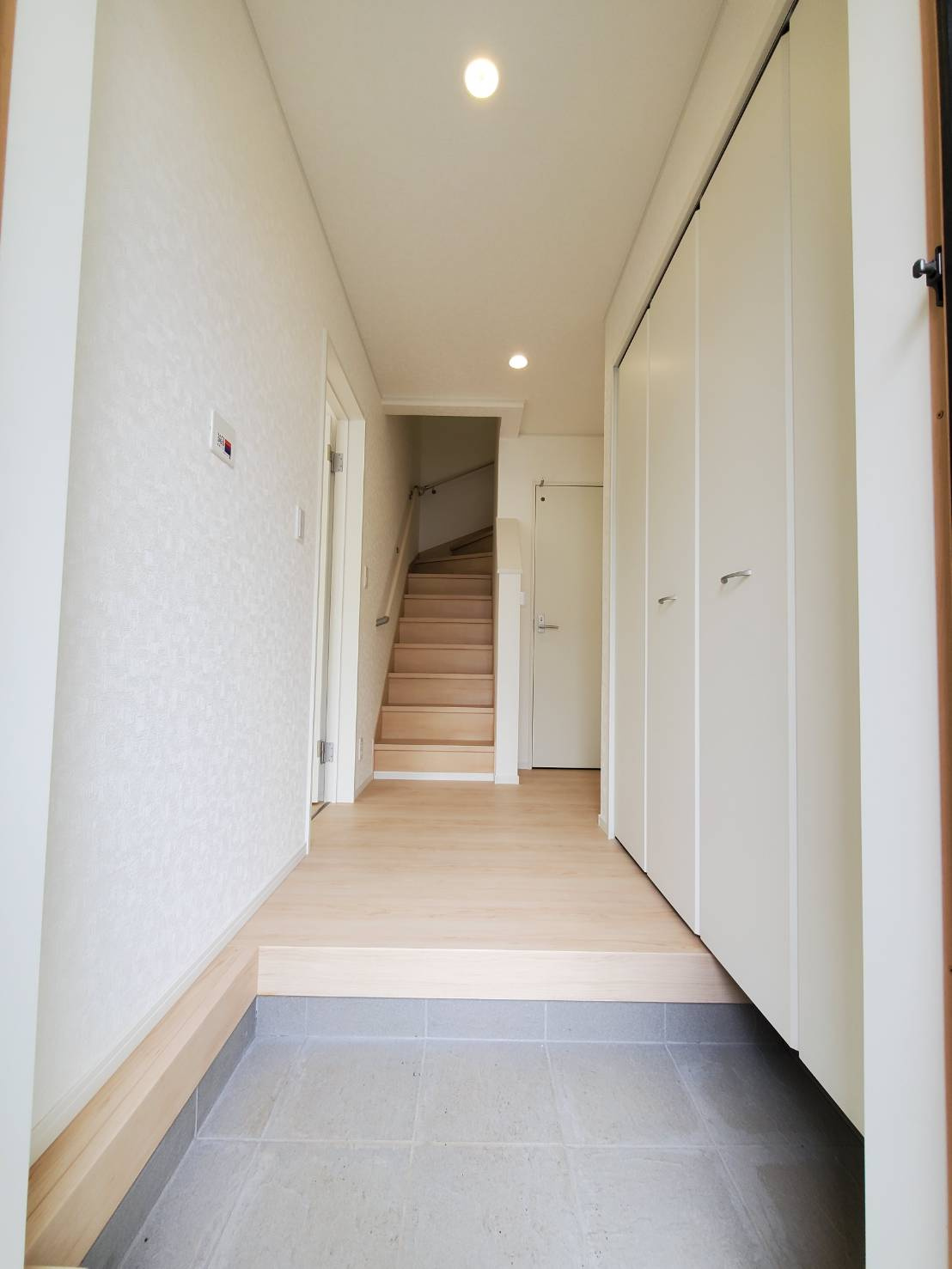 北葛飾郡松伏町　田島　新築戸建　全1棟の玄関|明るい玄関です
