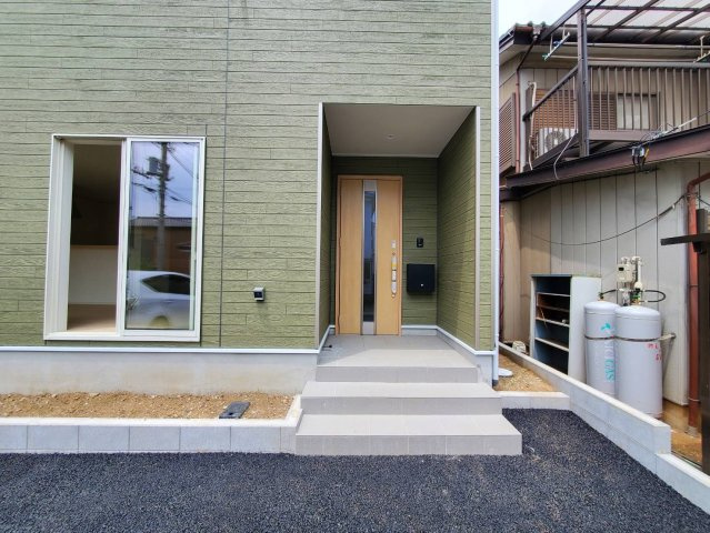 北葛飾郡松伏町　田島　新築戸建　全1棟の玄関|収納もある玄関です