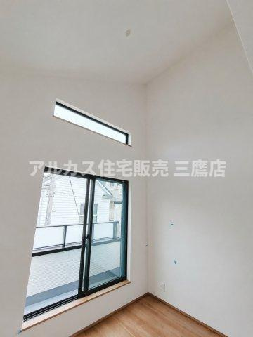 京王線 仙川駅 徒歩7分 新築戸建 調布市仙川町３丁目の居間・リビング|高い天井とハイサイドライト（高窓）が開放感を生み出す洋室。バルコニーに面した大きな窓から自然光がしっかりと差し込みます。