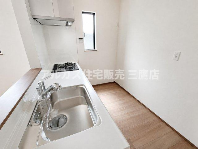京王線 仙川駅 徒歩7分 新築戸建 調布市仙川町３丁目のキッチン|リビングを見渡しながら家事ができる対面キッチン。小窓付きで換気もスムーズに行えます。