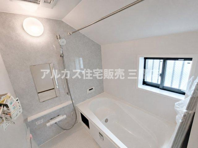 京王線 仙川駅 徒歩7分 新築戸建 調布市仙川町３丁目の浴室|グレーのアクセントパネルがおしゃれな1坪バスルーム。浴室乾燥機や窓もついていて快適です。