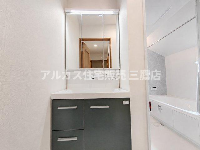 京王線 仙川駅 徒歩7分 新築戸建 調布市仙川町３丁目の独立洗面台|シックなカラーのキャビネットがおしゃれな三面鏡付き洗面化粧台。収納力も抜群です。