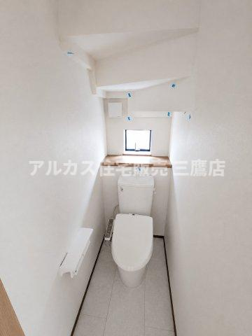 京王線 仙川駅 徒歩7分 新築戸建 調布市仙川町３丁目のトイレ|温水洗浄便座を備えた清潔感あふれるトイレ。小窓やカウンタースペースが付いており、明るく使い勝手の良い空間です。