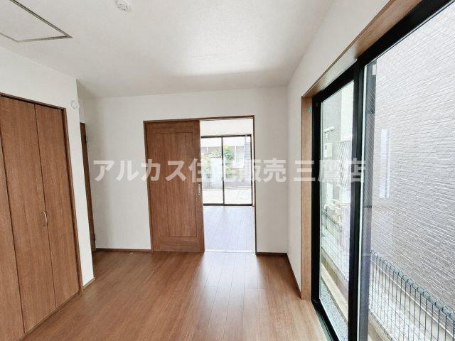 京王線 仙川駅 徒歩7分 新築戸建 調布市仙川町３丁目の洋室|引き戸で隣室とつなげられるフレキシブルな洋室。大きな窓から光がしっかり入ります。