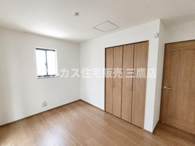 京王線 仙川駅 徒歩7分 新築戸建 調布市仙川町３丁目の洋室|クローゼットを備えたシンプルな洋室。家具配置のしやすい使い勝手の良い間取りです。