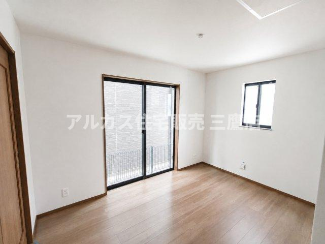 京王線 仙川駅 徒歩7分 新築戸建 調布市仙川町３丁目の洋室|2面採光で明るい風が抜ける洋室。掃き出し窓から光がしっかり取り込める落ち着いた空間です。