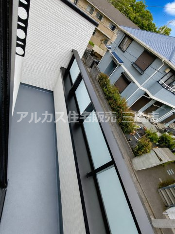 京王線 仙川駅 徒歩7分 新築戸建 調布市仙川町３丁目のバルコニー|すりガラス風の手すりパネルがスタイリッシュなバルコニー。プライバシーを守りつつ光を取り入れられます。