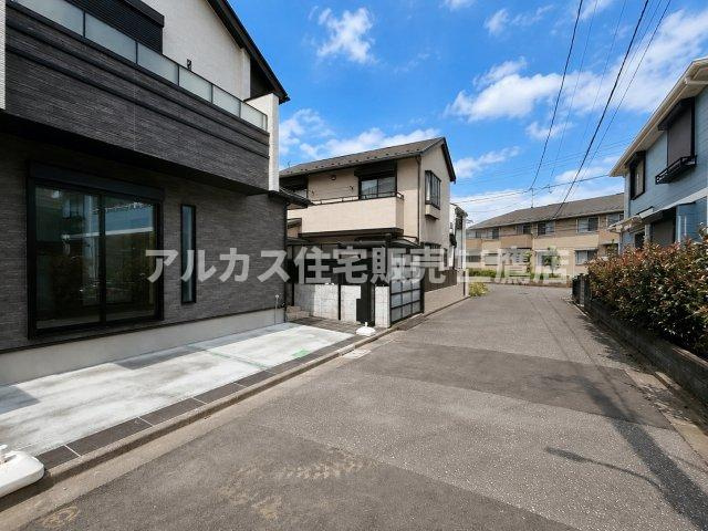 京王線 仙川駅 徒歩7分 新築戸建 調布市仙川町３丁目の前面道路含む現地写真|敷地前面には車の出し入れもしやすいフラットなスペースを確保。周辺は閑静な住宅街で穏やかな環境です。