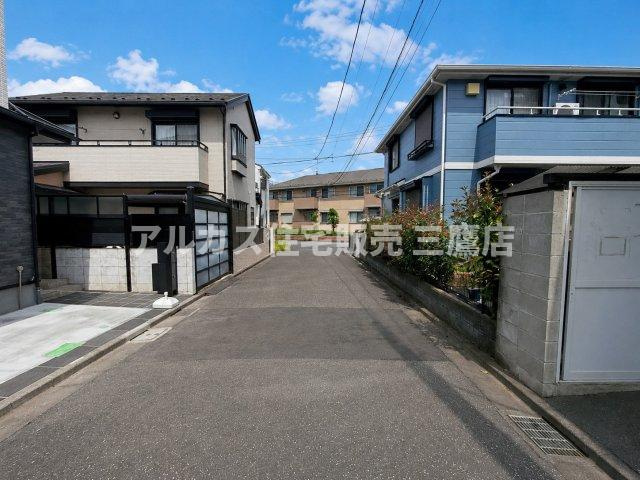 京王線 仙川駅 徒歩7分 新築戸建 調布市仙川町３丁目の前面道路含む現地写真|整然としたきれいな前面道路。車の交通量が少なく、安心して暮らせる落ち着いた住環境です。