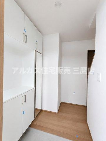 京王線 仙川駅 徒歩7分 新築戸建 調布市仙川町３丁目の玄関|姿見付きの大型シューズボックスを備えた玄関ホール。収納力が高く、空間をすっきりと保てます。