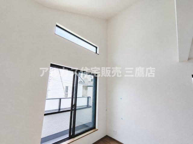 京王線 仙川駅 徒歩7分 新築戸建 調布市仙川町３丁目の居間・リビング|高天井に配置されたハイサイドライト（高窓）から自然光が注ぐ、陽当り良好な空間。