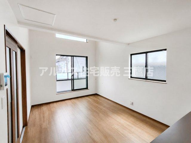 京王線 仙川駅 徒歩7分 新築戸建 調布市仙川町３丁目の居間・リビング|2面採光で明るい風が通り抜けるリビング。木目のドアと清潔感のある白い壁が魅力です。