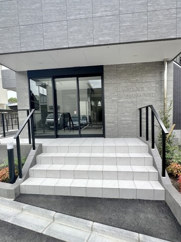 THE RESIDENCE SAKURAYAMA WESTのエントランス