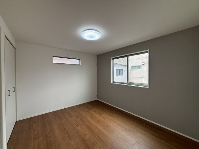 MELDIA北区清水308②｜名古屋市の戸建ならホームアップの洋室|窓から心地よい光と風を取り込む二面採光。プライベートな時間をゆったりと過ごせる、安らぎの居室空間です。