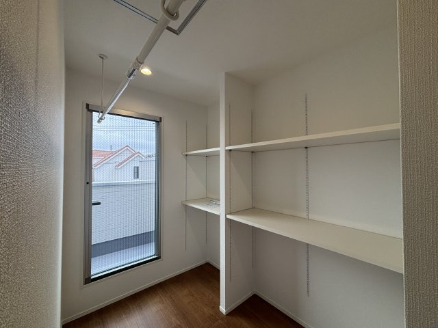 MELDIA北区清水308②｜名古屋市の戸建ならホームアップの設備|3階ホールには室内物干しスペースにもなる棚付きのユーティリティスペース