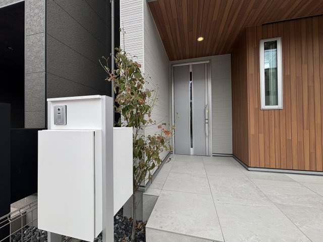 MELDIA北区清水308②｜名古屋市の戸建ならホームアップの玄関|突然の来客やしつこい訪問営業もしっかりチェック。ドアを開ける前に相手を確認できるので、セキュリティ面でも心強い味方です。