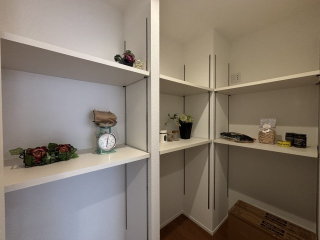 MELDIA北区清水308②｜名古屋市の戸建ならホームアップの収納|キッチンには食料品や消耗品のストックに便利なパントリー