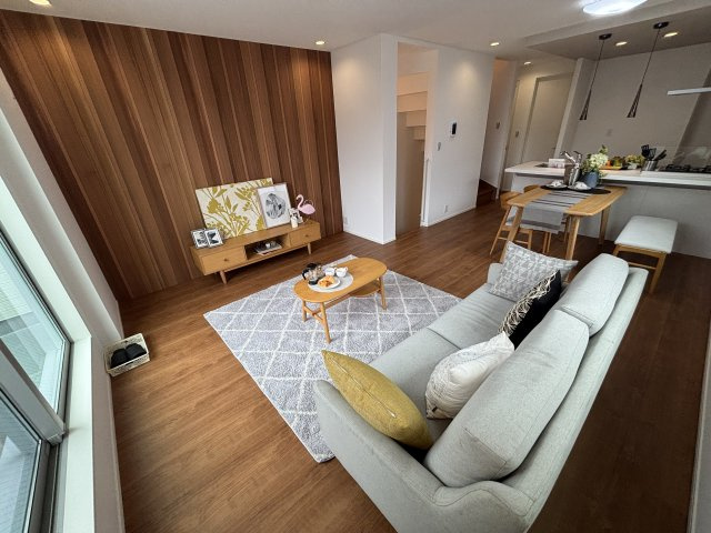 MELDIA北区清水308②｜名古屋市の戸建ならホームアップの居間・リビング|たっぷりの陽光が降り注ぎ、自然と家族が集まる明るい空間。笑顔あふれる団らんの時間がここから始まります。