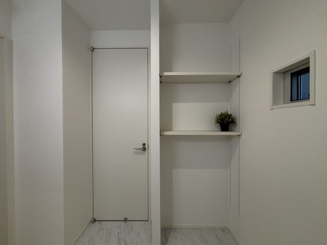 MELDIA北区清水308②｜名古屋市の戸建ならホームアップの収納|洗面室にはリネン類の収納に便利な可動棚