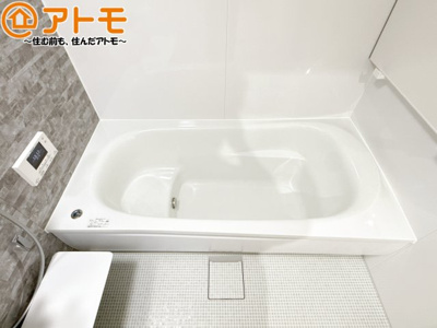 【浴室】 | 葵区西千代田町3期　新築戸建　2号地 | お子様やお年寄りが使いやすいだけでなく、半身浴にも便利なベンチタイプの湯舟です。お湯の節約にも！