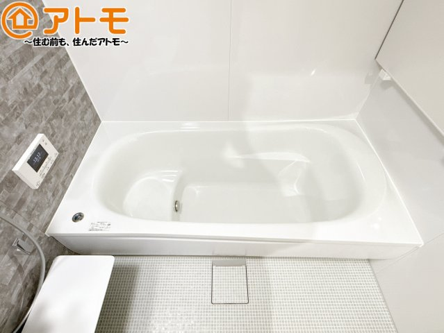 【浴室】 | 葵区西千代田町3期　新築戸建　2号地 | お子様やお年寄りが使いやすいだけでなく、半身浴にも便利なベンチタイプの湯舟です。お湯の節約にも！