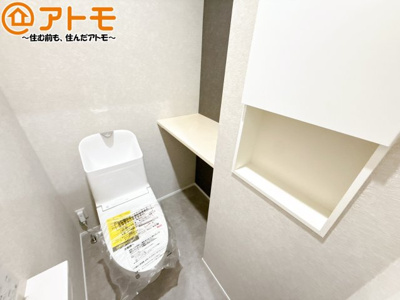 【トイレ】 | 葵区西千代田町3期　新築戸建　2号地 | 清潔感のあるトイレです♪棚も設置されているので、掃除用具や消耗品なども収納可能です！