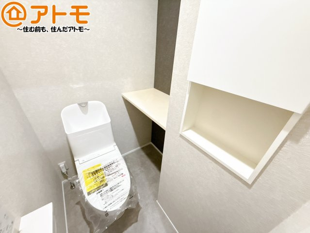 【トイレ】 | 葵区西千代田町3期　新築戸建　2号地 | 清潔感のあるトイレです♪棚も設置されているので、掃除用具や消耗品なども収納可能です！