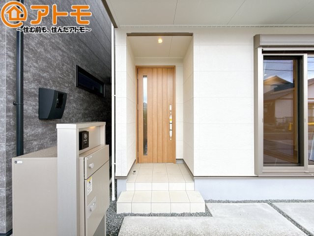 【玄関】 | 葵区西千代田町3期　新築戸建　2号地 | 落ち着いた色合いの玄関はダブルロックで防犯性に優れた仕様になっています♪