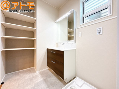 【独立洗面台】 | 葵区西千代田町3期　新築戸建　2号地 | 壁付け水栓の洗面台は水垢がたまりにくく、お掃除がしやすいですね♪便利なノータッチ水栓採用！