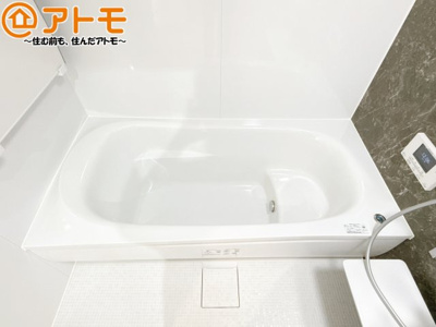 【浴室】 | 葵区西千代田町3期　新築戸建　1号地 | お子様やお年寄りが使いやすいだけでなく、半身浴にも便利なベンチタイプの湯舟です。お湯の節約にも！