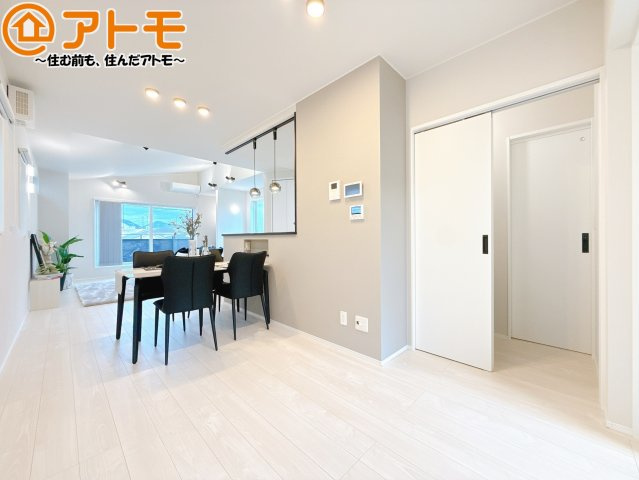 【居間・リビング】 | 葵区西千代田町3期　新築戸建　1号地 | 日当たりのよいリビングは、一年を通してぽかぽかとしています。家族が自然と集まる空間になりそうですね♪