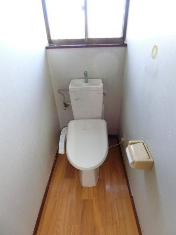 安中市安中中古住宅のトイレ